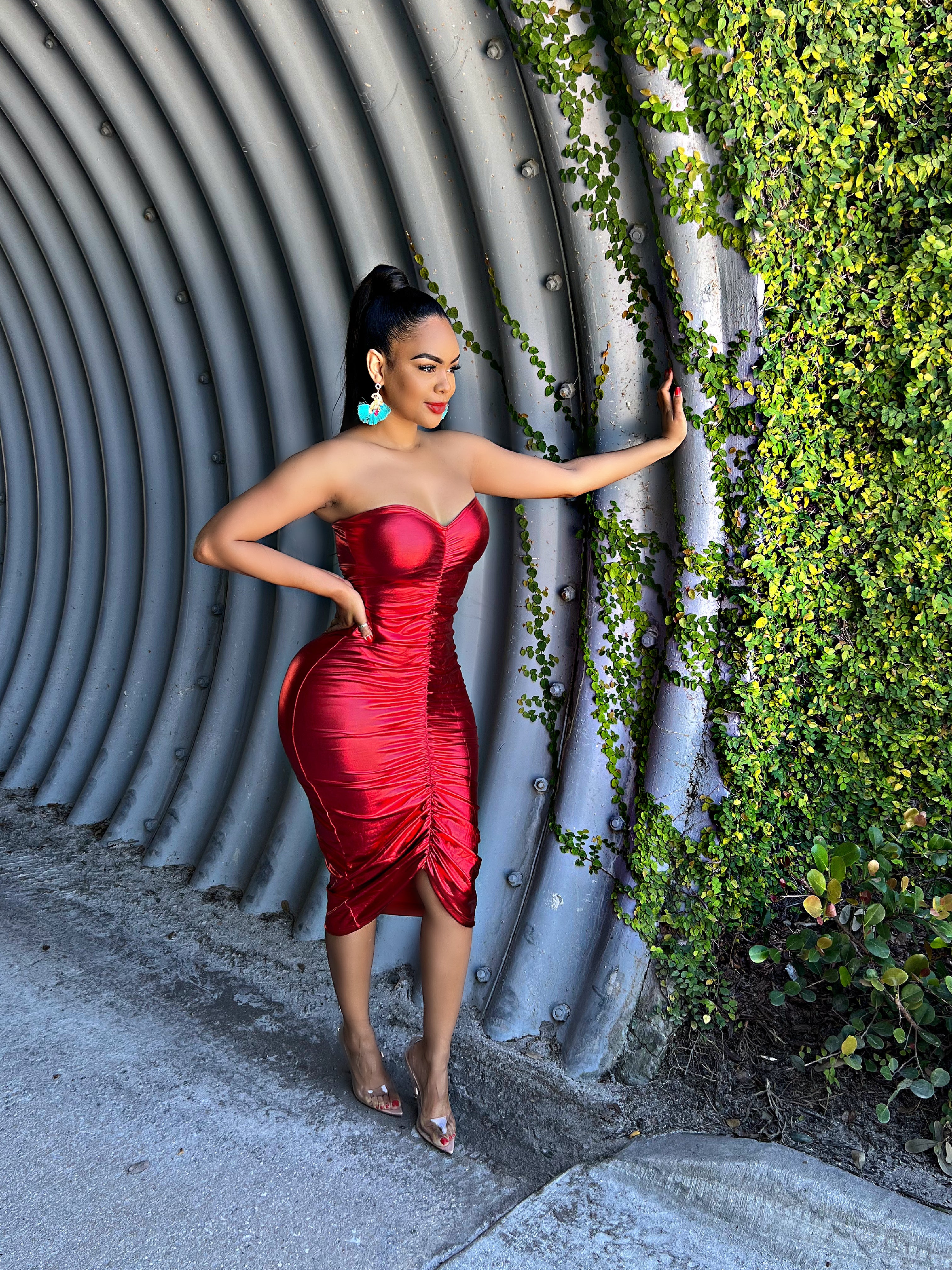 The Sweetheart Metallic Ruched Midi Dress (Red)