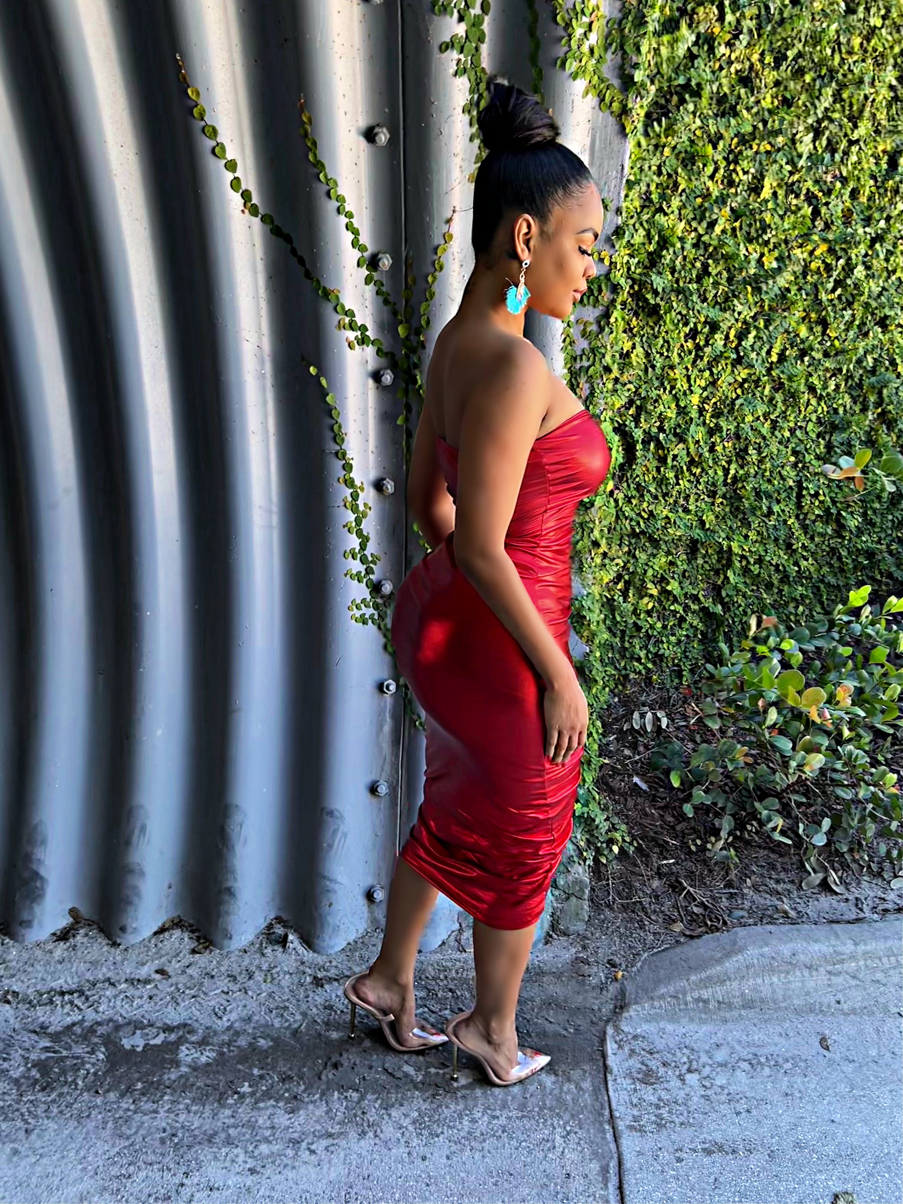 The Sweetheart Metallic Ruched Midi Dress (Red)